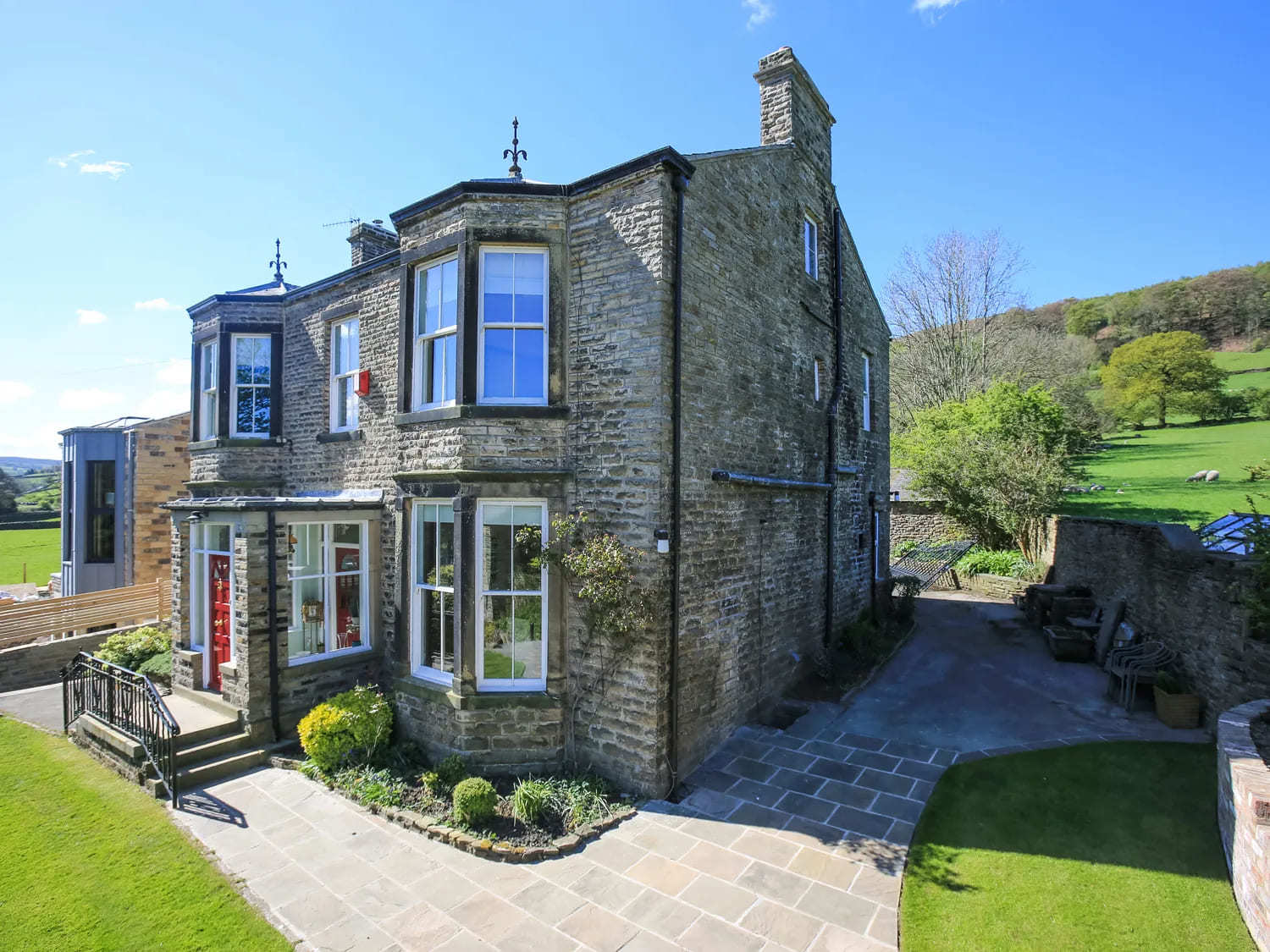 brooklyn-house-skipton-yorkshire-dales-large-hot-tub-cottage